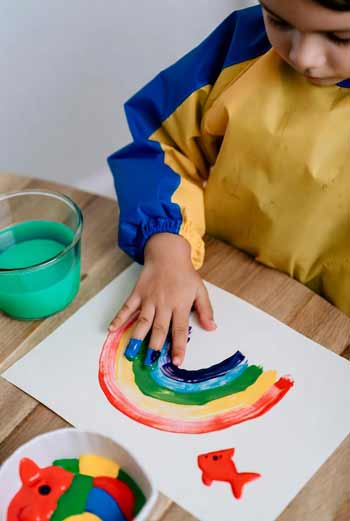 بازی نقاشی با انگشت و رنگ‌های خوراکی